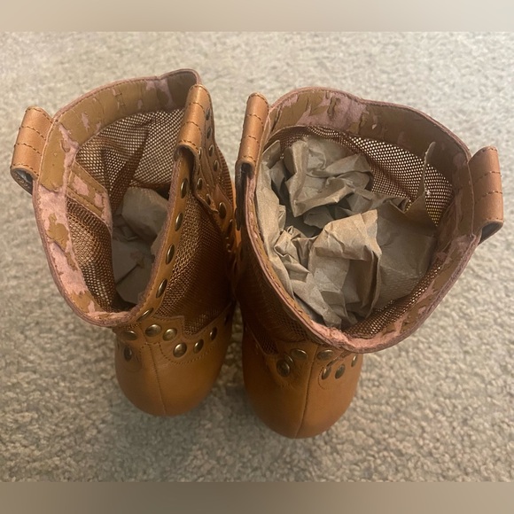 New, BCBG Winston Boots, Tan/Light Brown Leather/Mesh w/ Studded Accents, Sz 6.5 - Picture 12 of 13